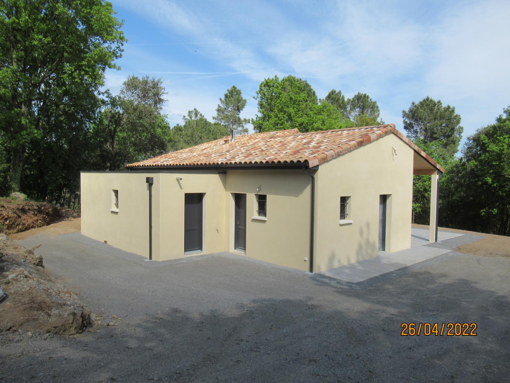 Menuiseries grises anthracite, enduit finition Gratté fin