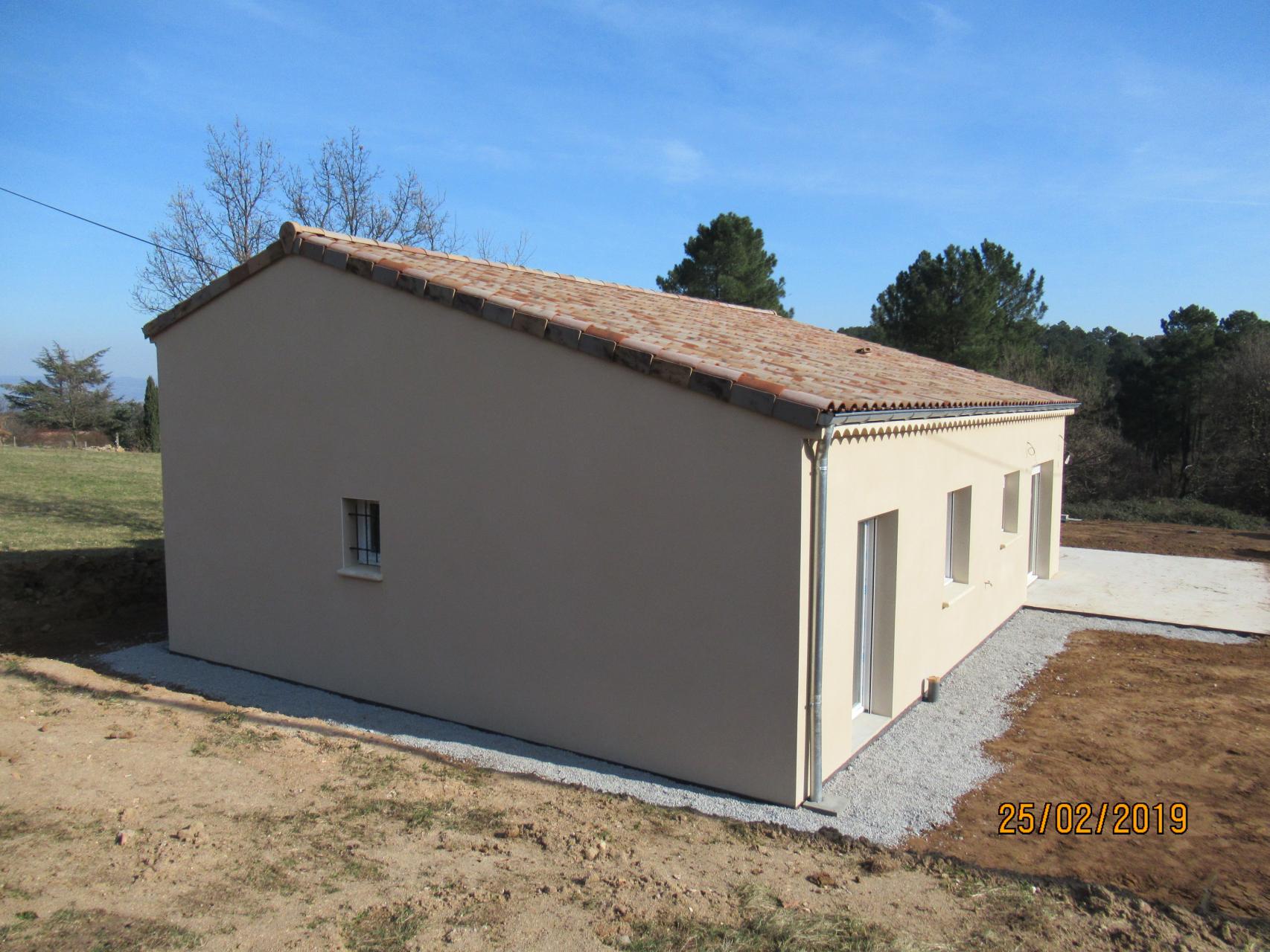 Bâtiment de forme rectangulaire de plain pied