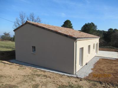 Bâtiment de forme rectangulaire de plain pied