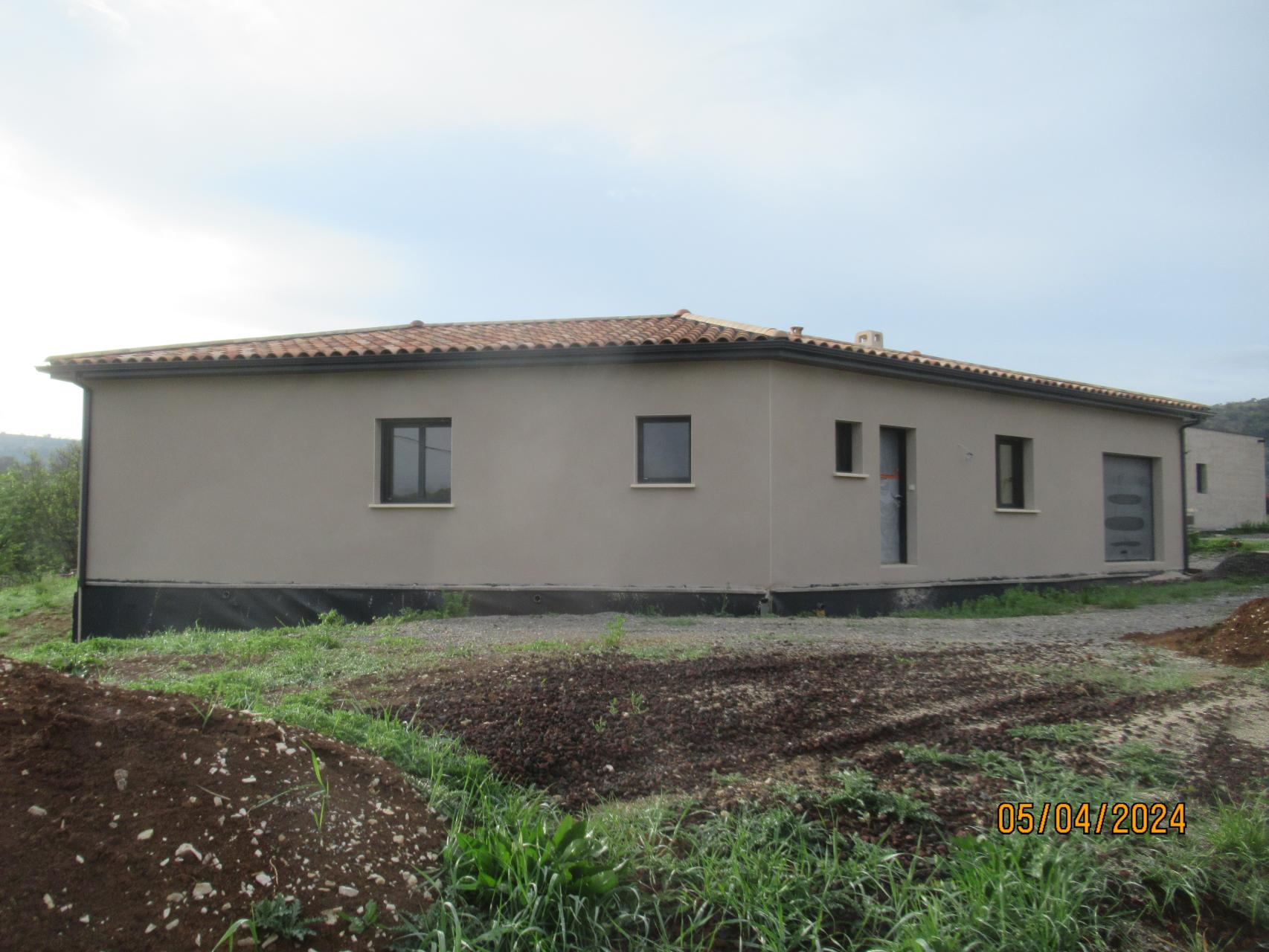 Menuiseries grises anthracite, enduit finition Gratté fin