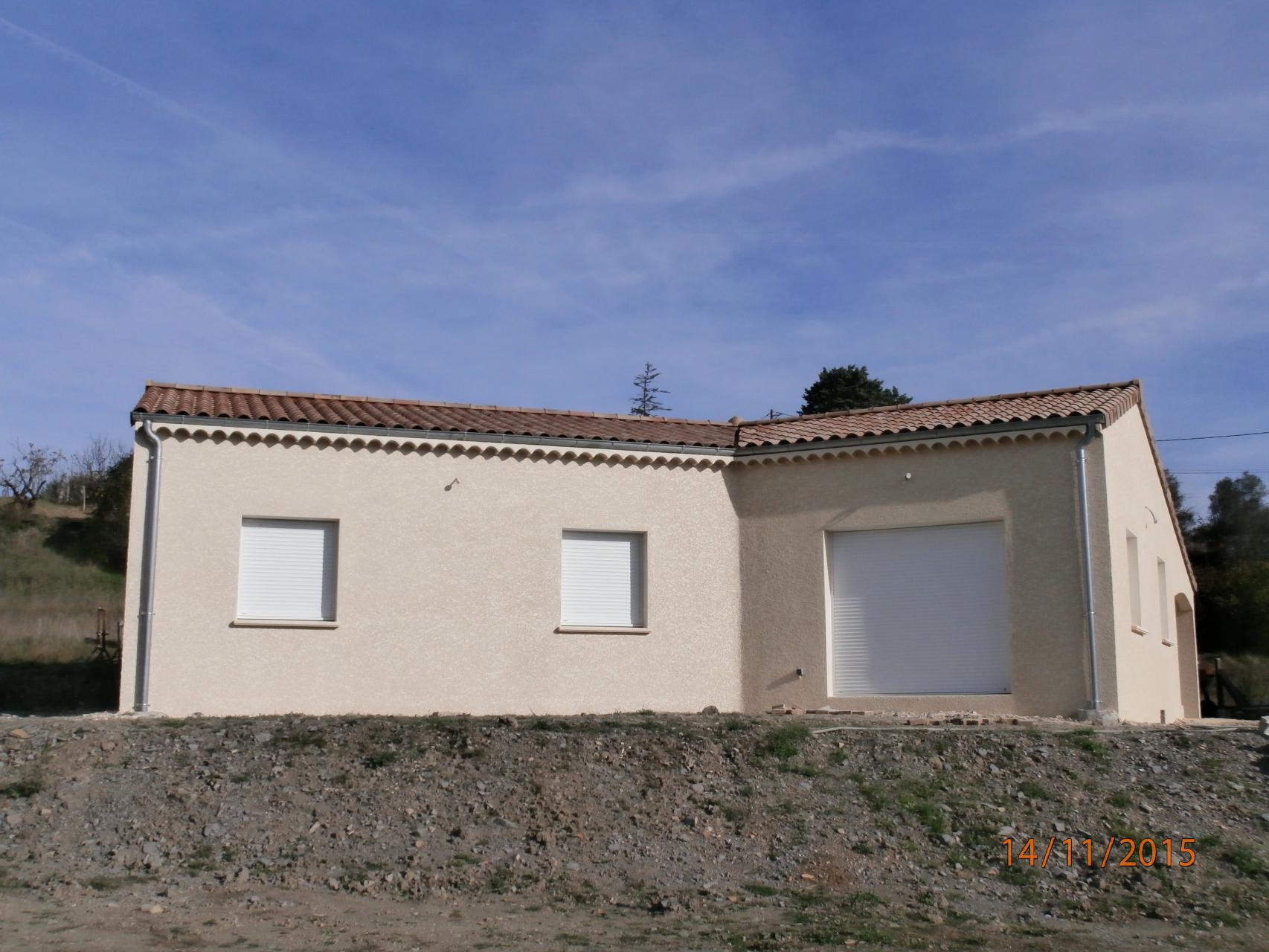 Bâtiment de forme carrée de plain pied