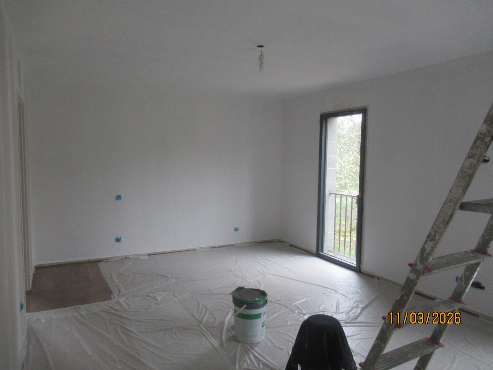 Ponçage et impression des murs, acrylique en périphérie des menuiseries