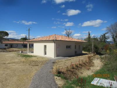 Menuiseries blanches, enduit finition Gratté fin