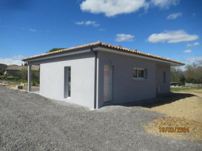 Bâtiment de forme rectangulaire de plain pied