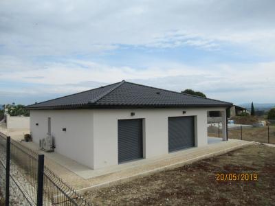 Bâtiment de forme carrée de plain pied