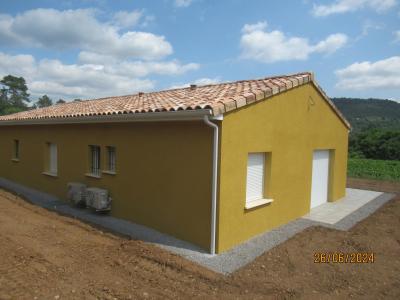 Bâtiment de forme rectangulaire de plain pied