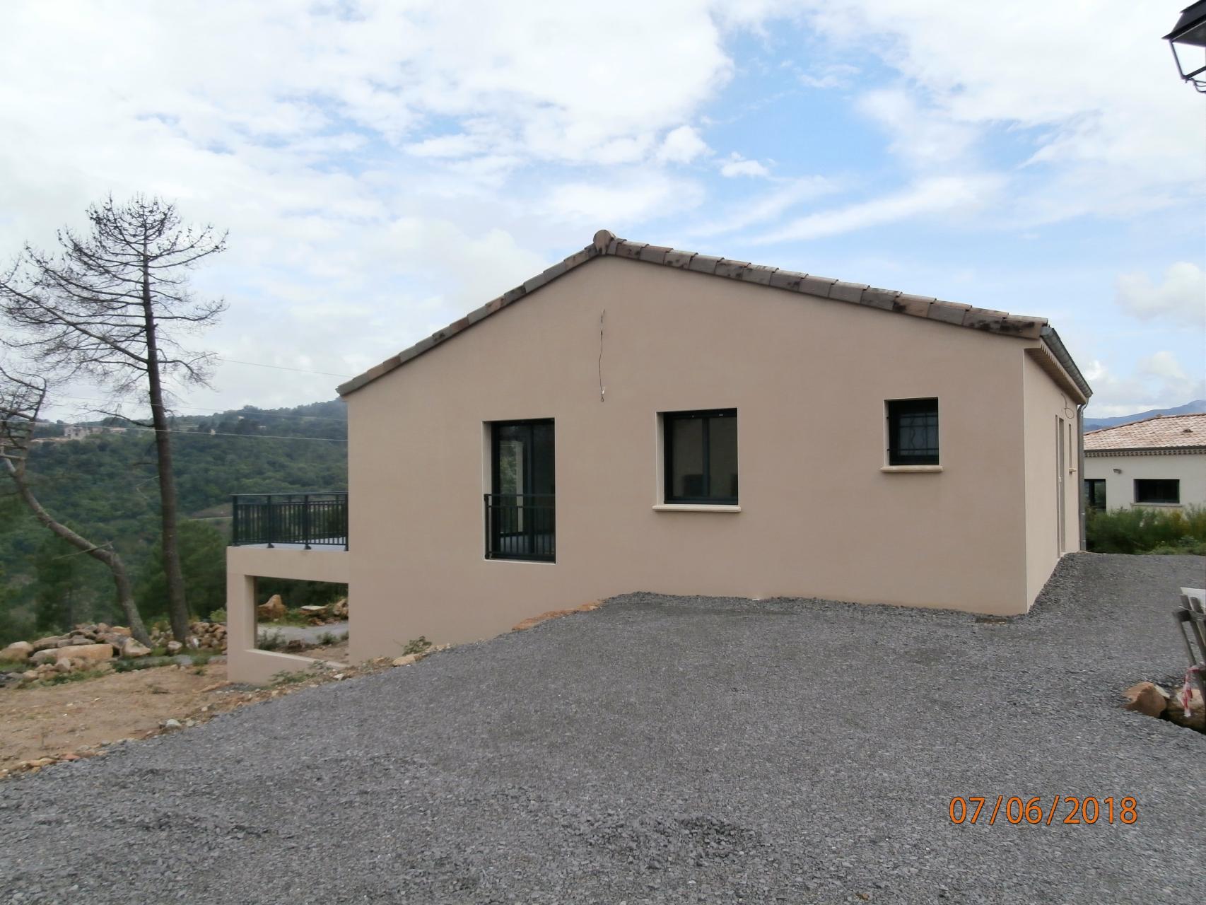 Bâtiment de forme carrée de plain pied avec un sous-sol