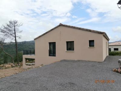 Bâtiment de forme carrée de plain pied avec un sous-sol