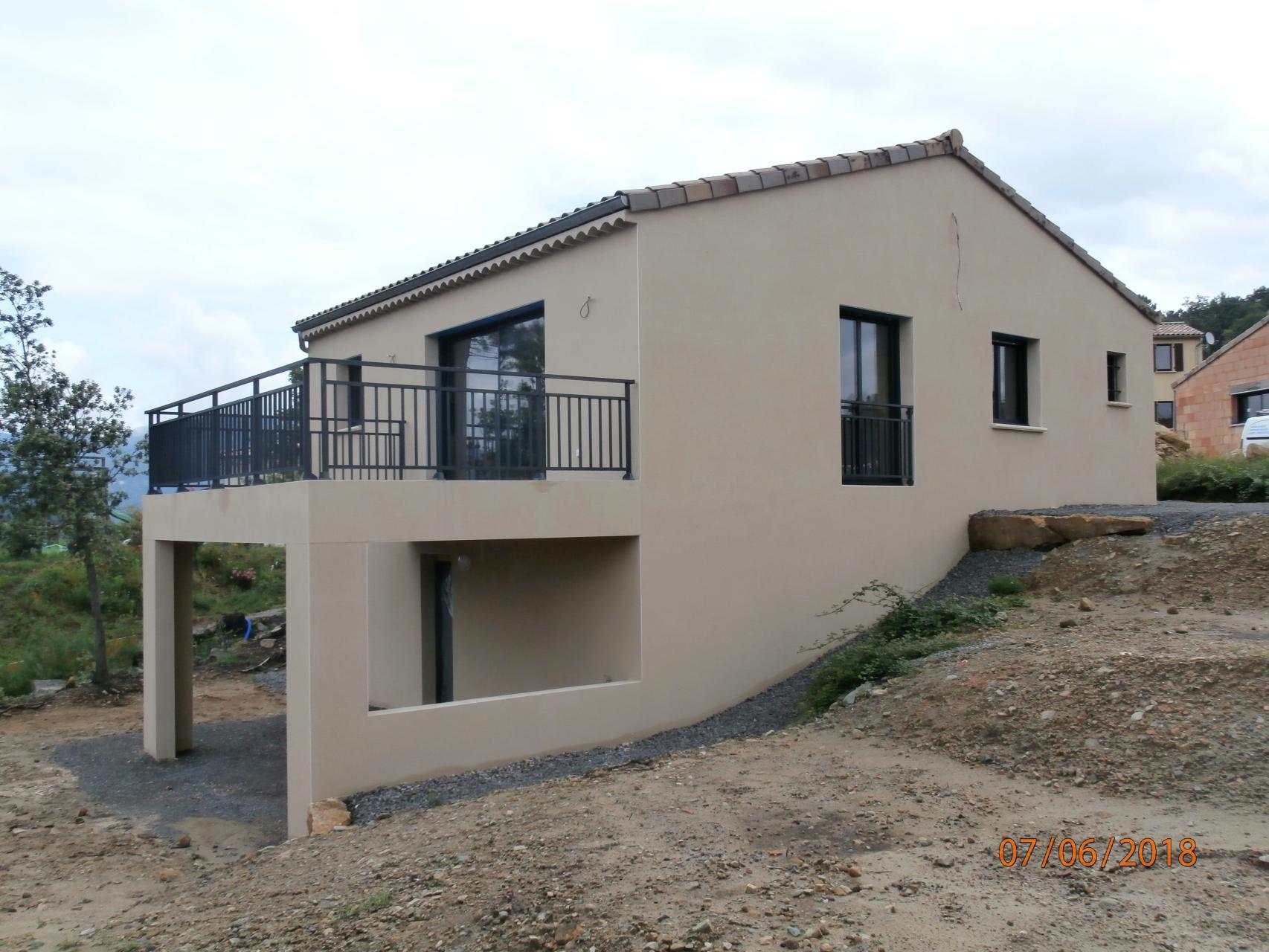 Bâtiment de forme carrée de plain pied avec un sous-sol