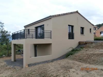 Bâtiment de forme carrée de plain pied avec un sous-sol