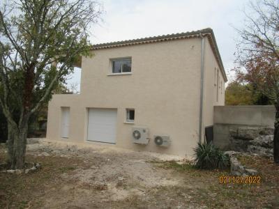 Bâtiment de forme rectangulaire de plain pied avec un sous-sol