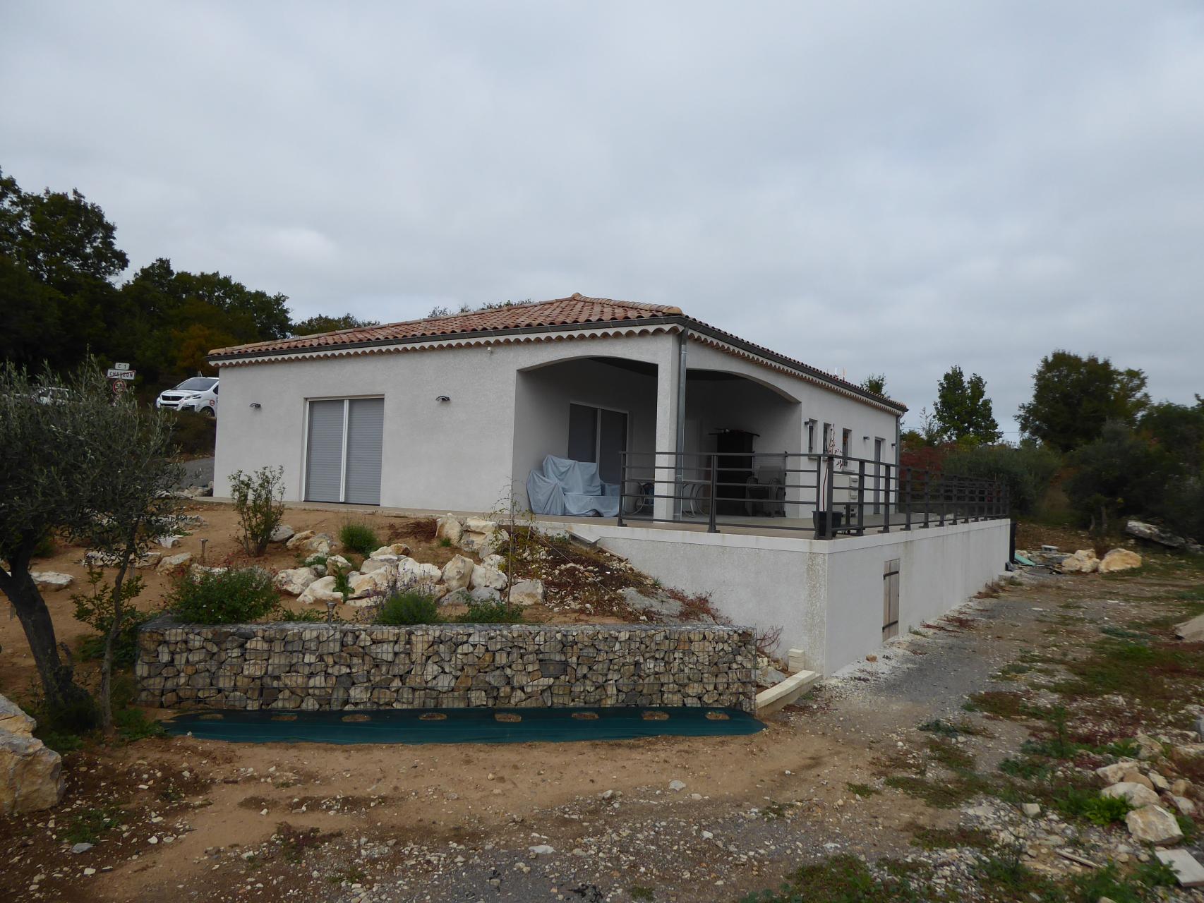 Bâtiment de forme rectangulaire de plain pied