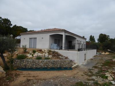 Bâtiment de forme rectangulaire de plain pied