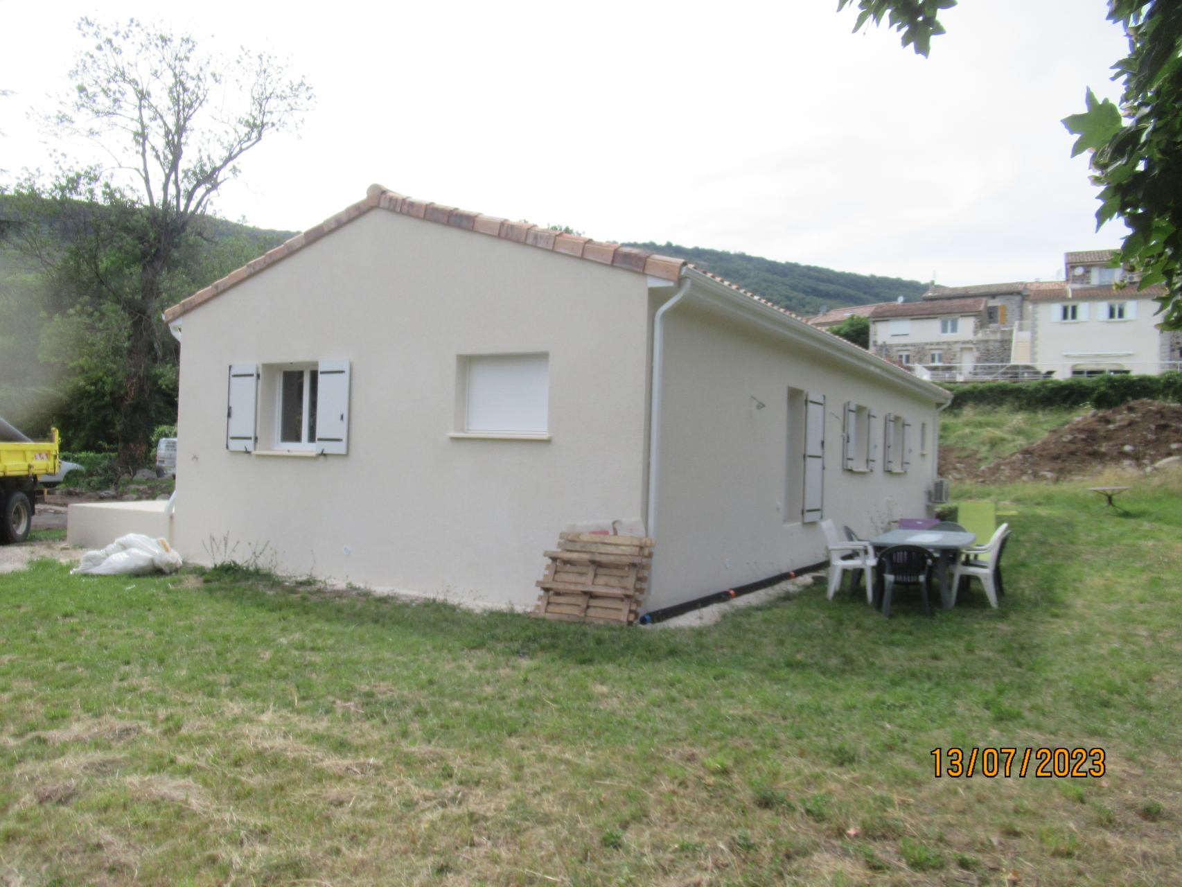 Menuiseries blanches, enduit finition Gratté fin