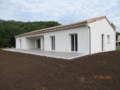 Bâtiment de forme rectangulaire de plain pied