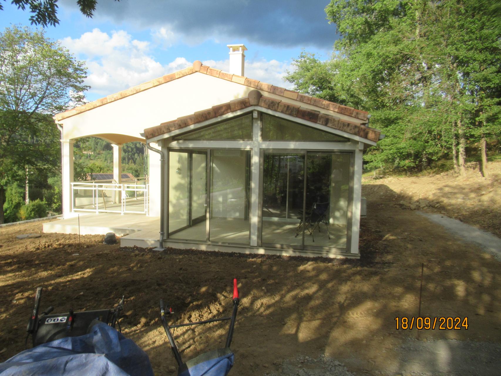 Menuiseries blanches, enduit finition Gratté fin