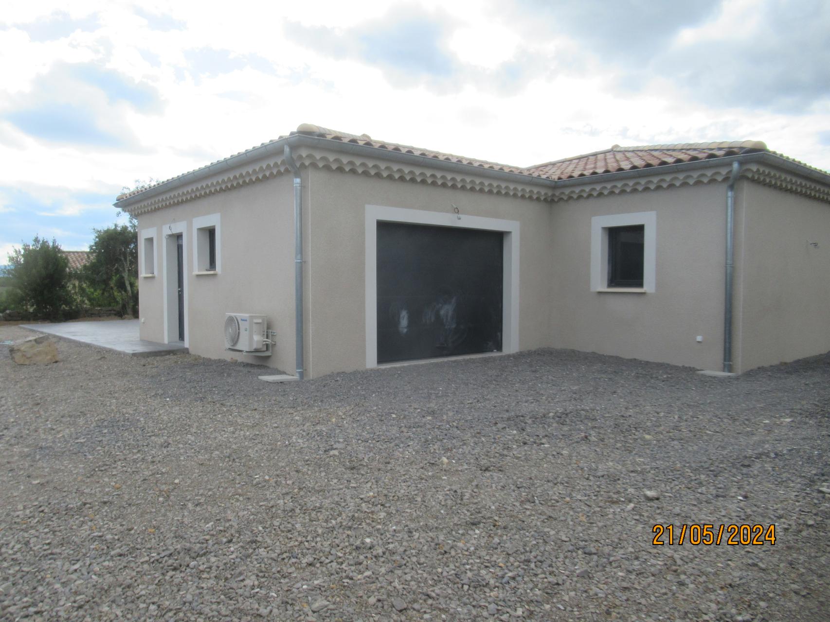 Menuiseries grises anthracite, enduit finition Gratté fin