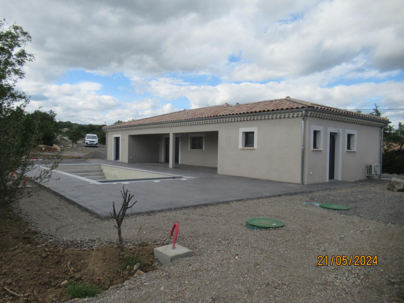 Bâtiment de forme rectangulaire de plain pied