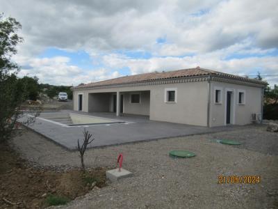 Bâtiment de forme rectangulaire de plain pied