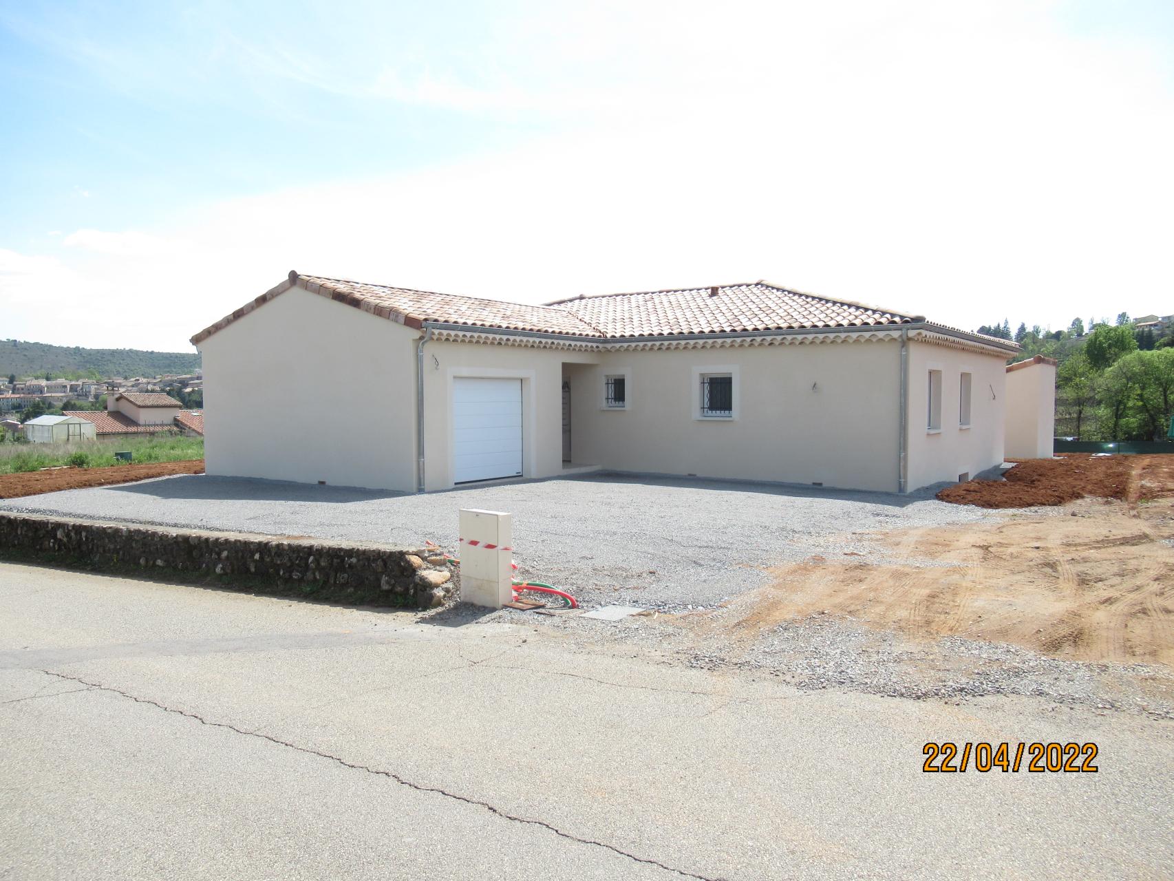 Bâtiment de forme rectangulaire de plain pied