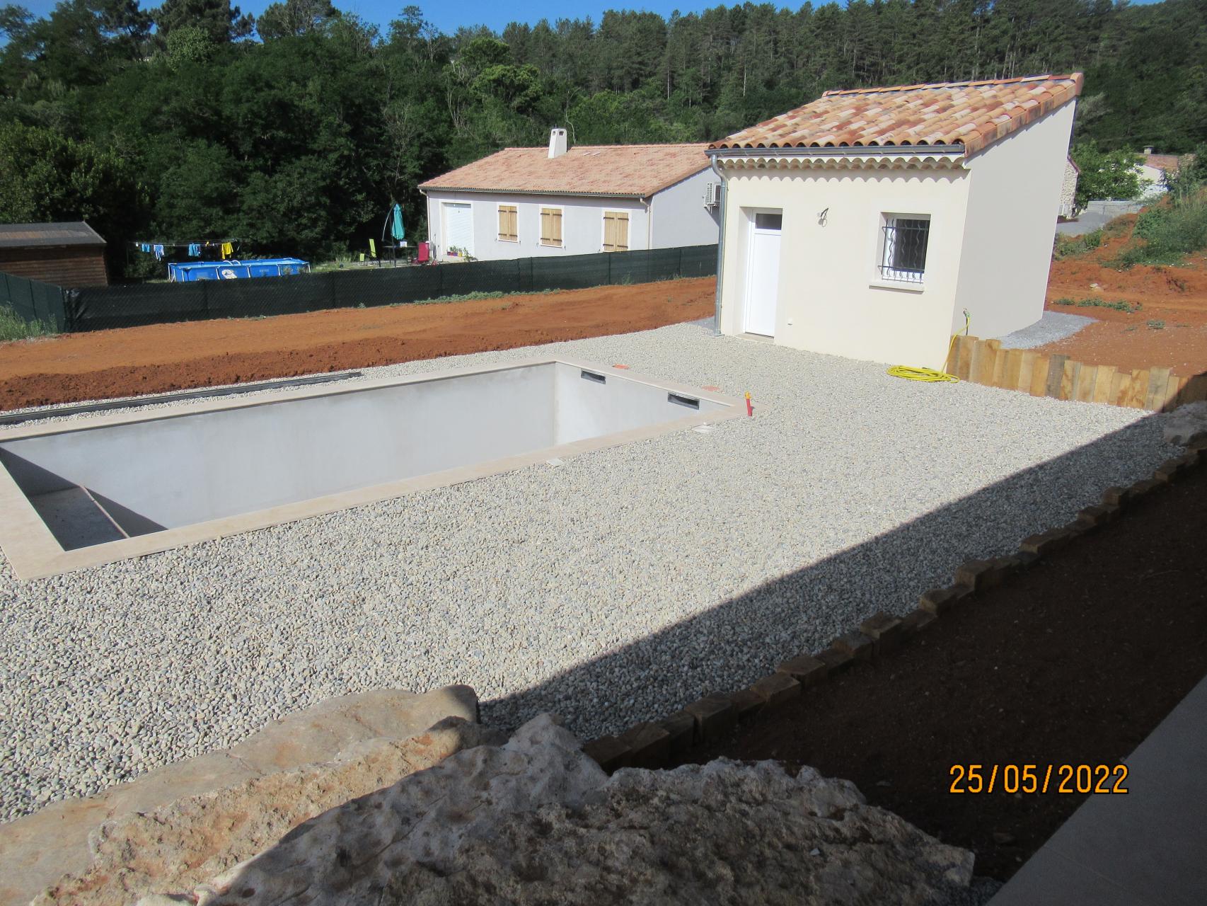 Bâtiment de forme rectangulaire de plain pied