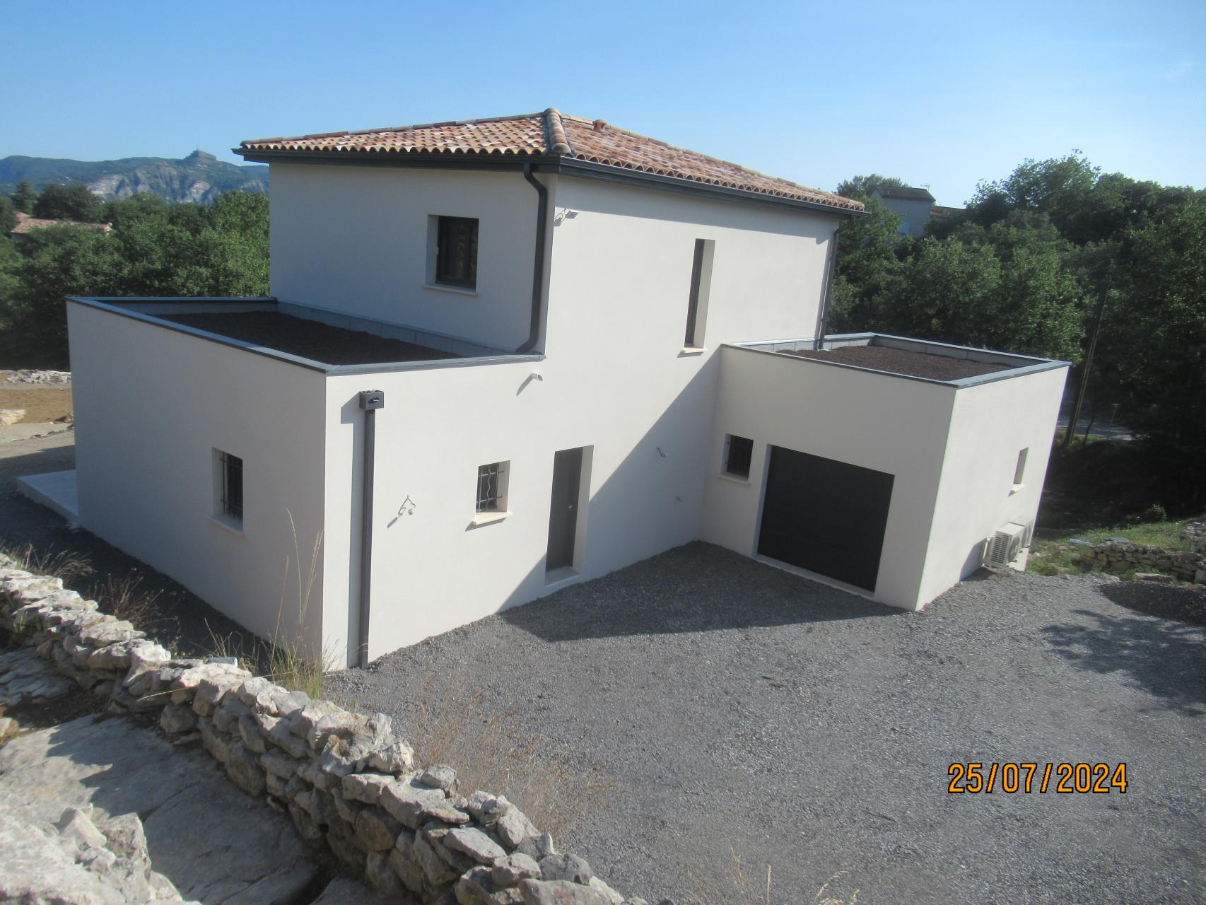 Bâtiment de forme carrée à étage