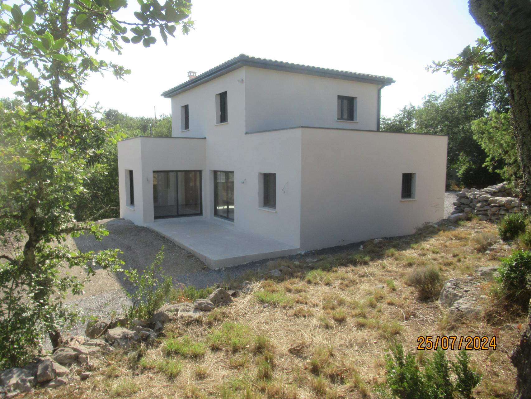 Menuiseries grises anthracite, enduit finition Gratté fin