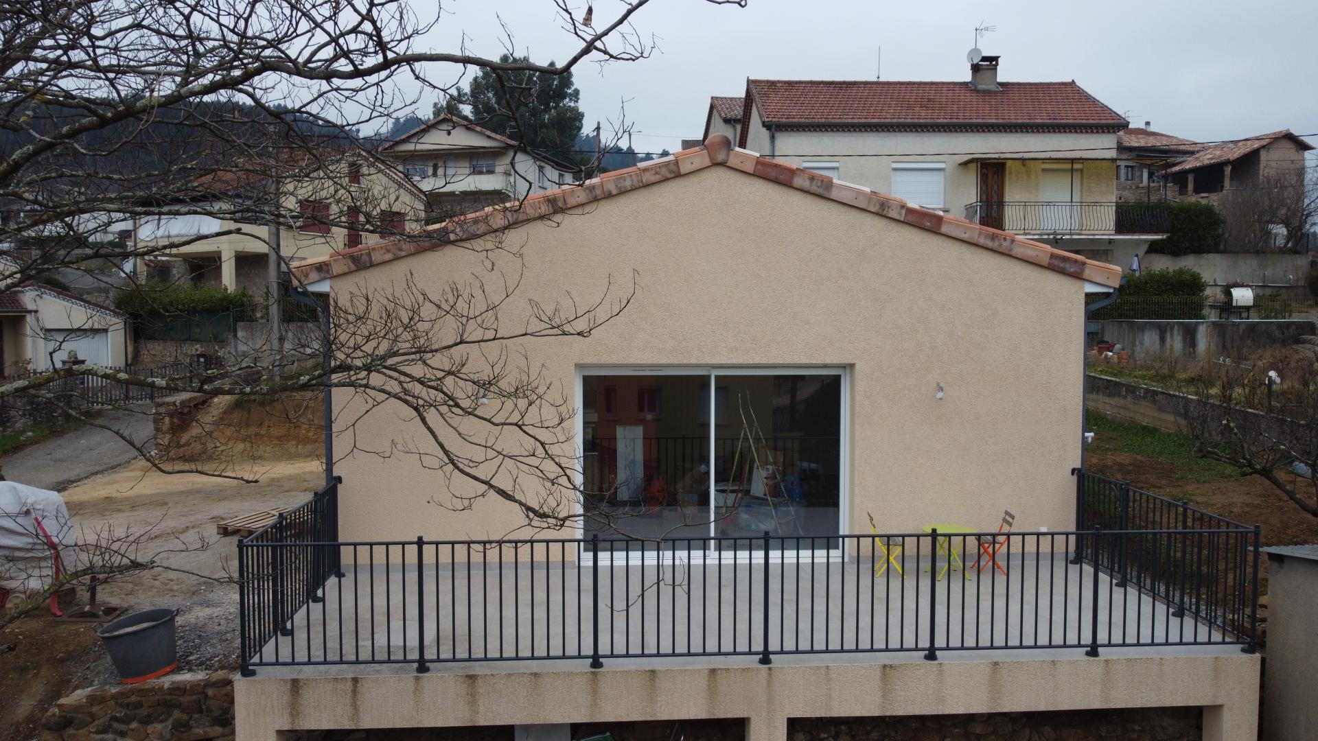 Menuiseries blanches, enduit finition Ecrasé