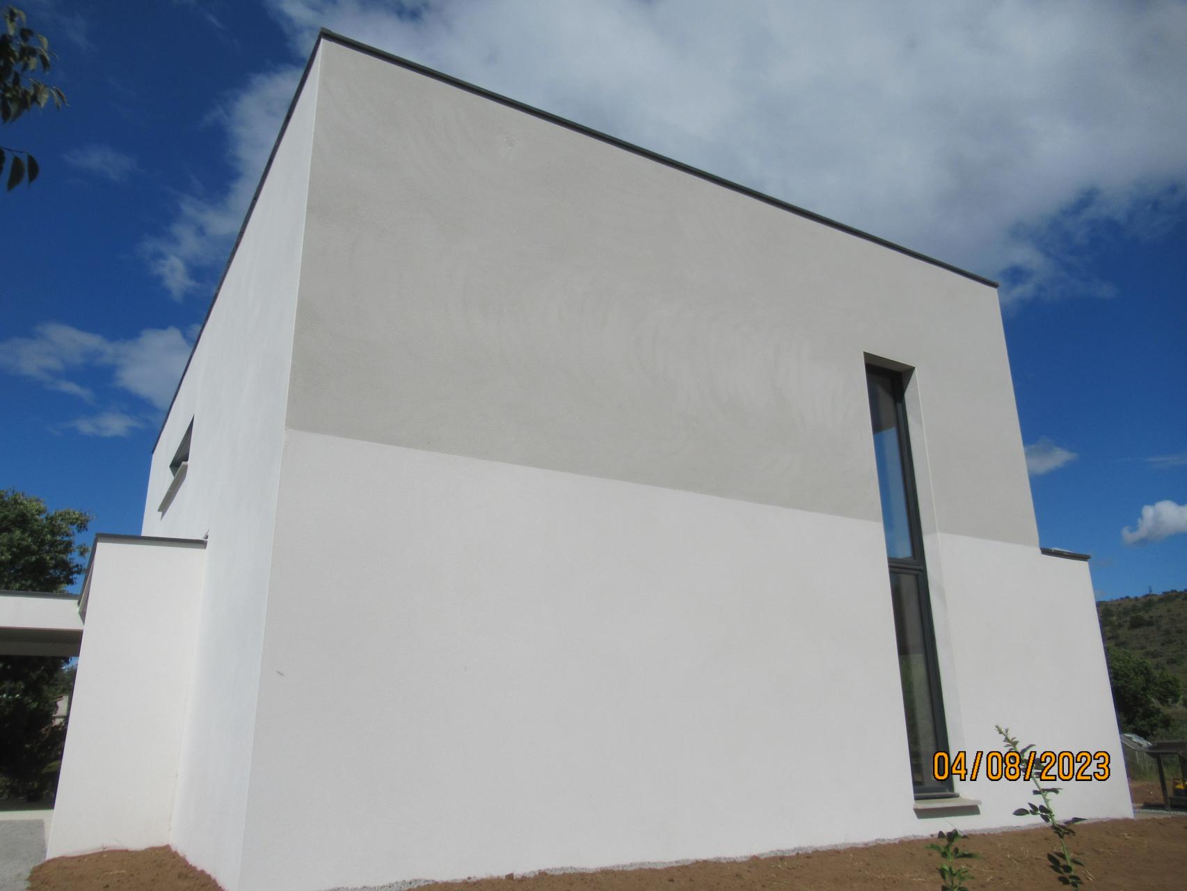 Menuiseries grises anthracite, enduit finition Gratté fin