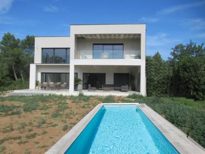 Bâtiment de forme carrée à étage