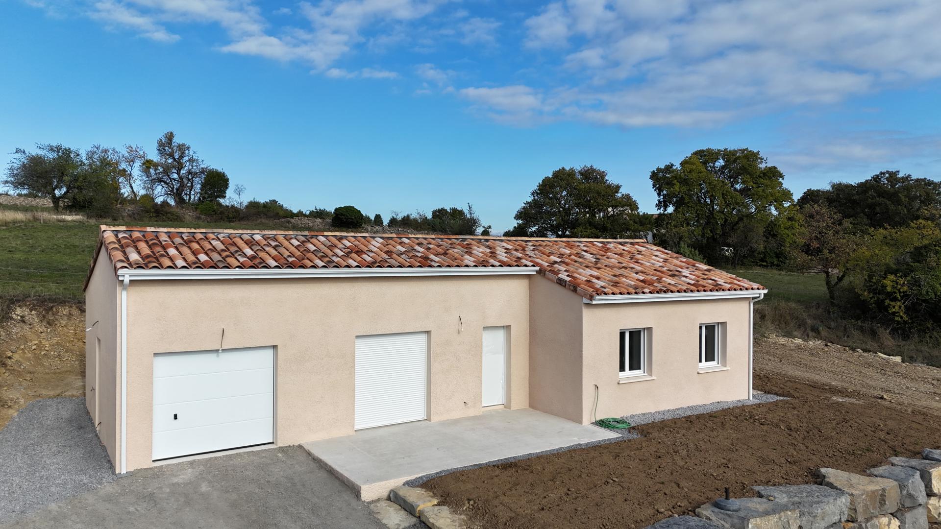 Bâtiment de forme rectangulaire de plain pied avec un sous-sol