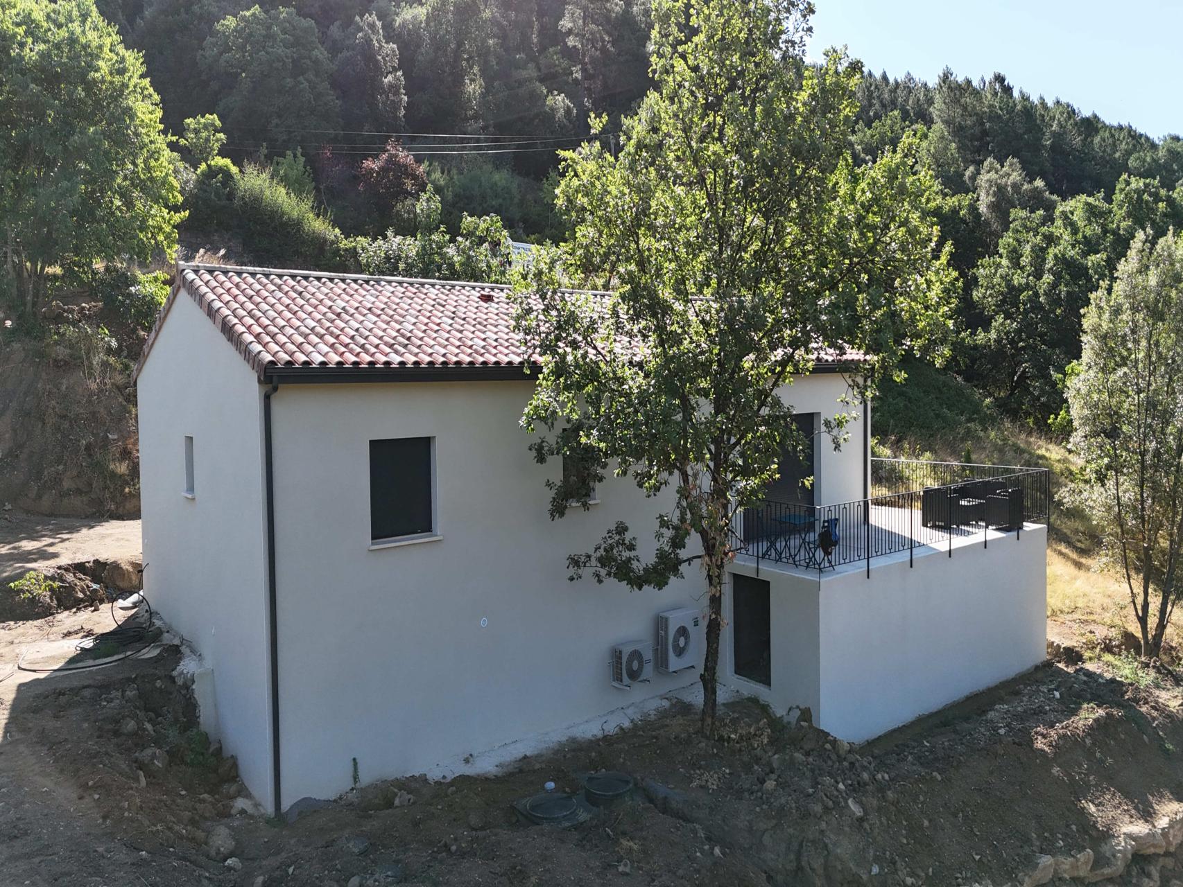 Menuiseries grises anthracite, enduit finition Gratté fin