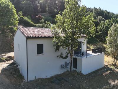 Menuiseries grises anthracite, enduit finition Gratté fin