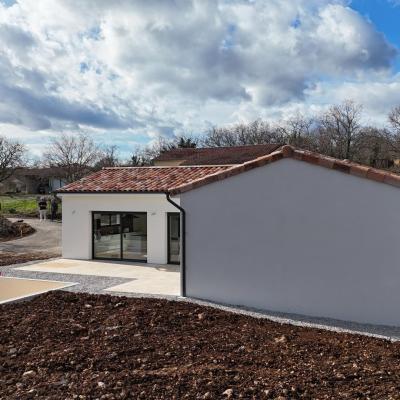 Toiture 2 pentes, Débord de toiture de 30 cm, sous-faces PVC Blanc