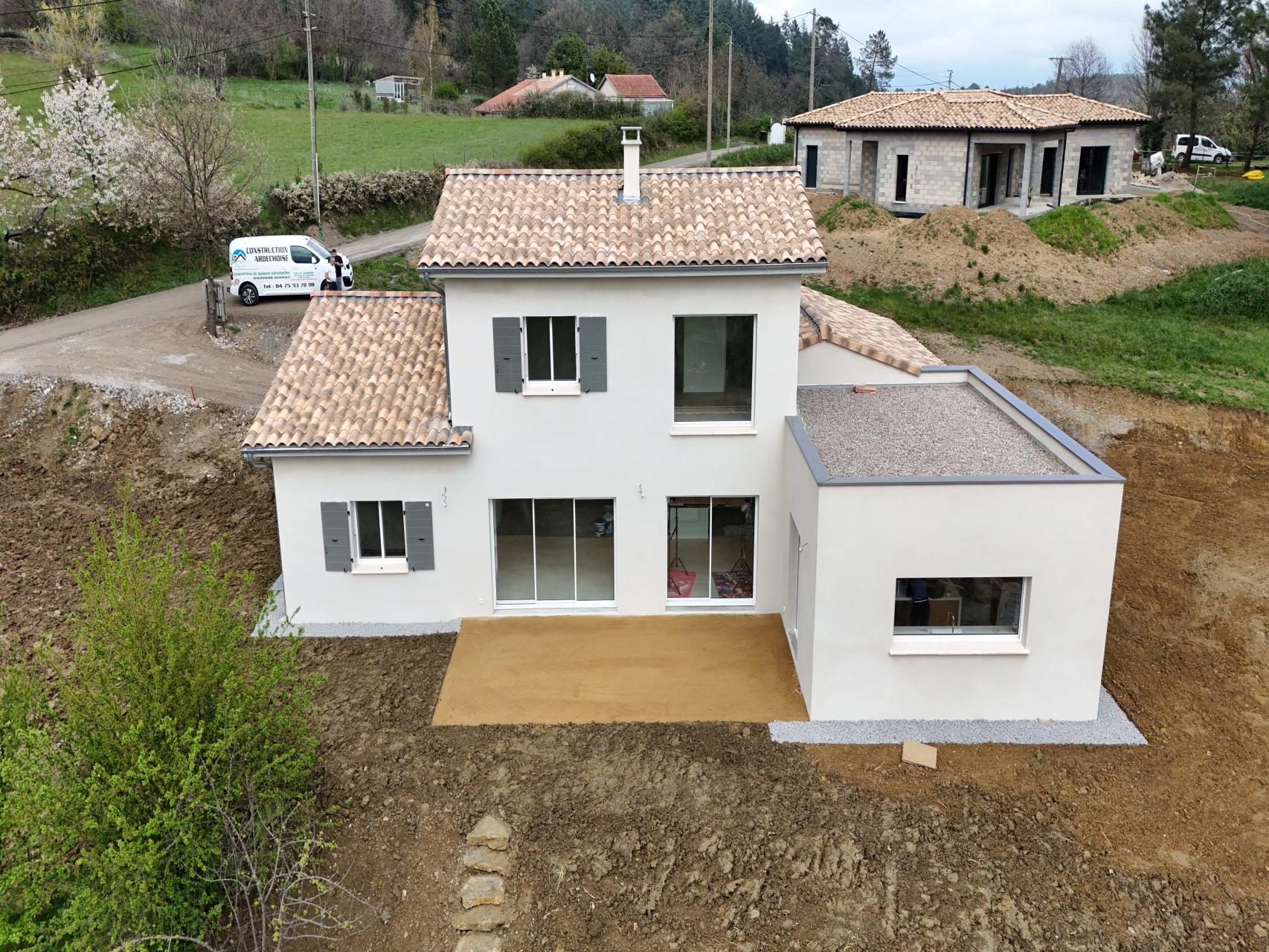 Menuiseries blanches, enduit finition Gratté fin