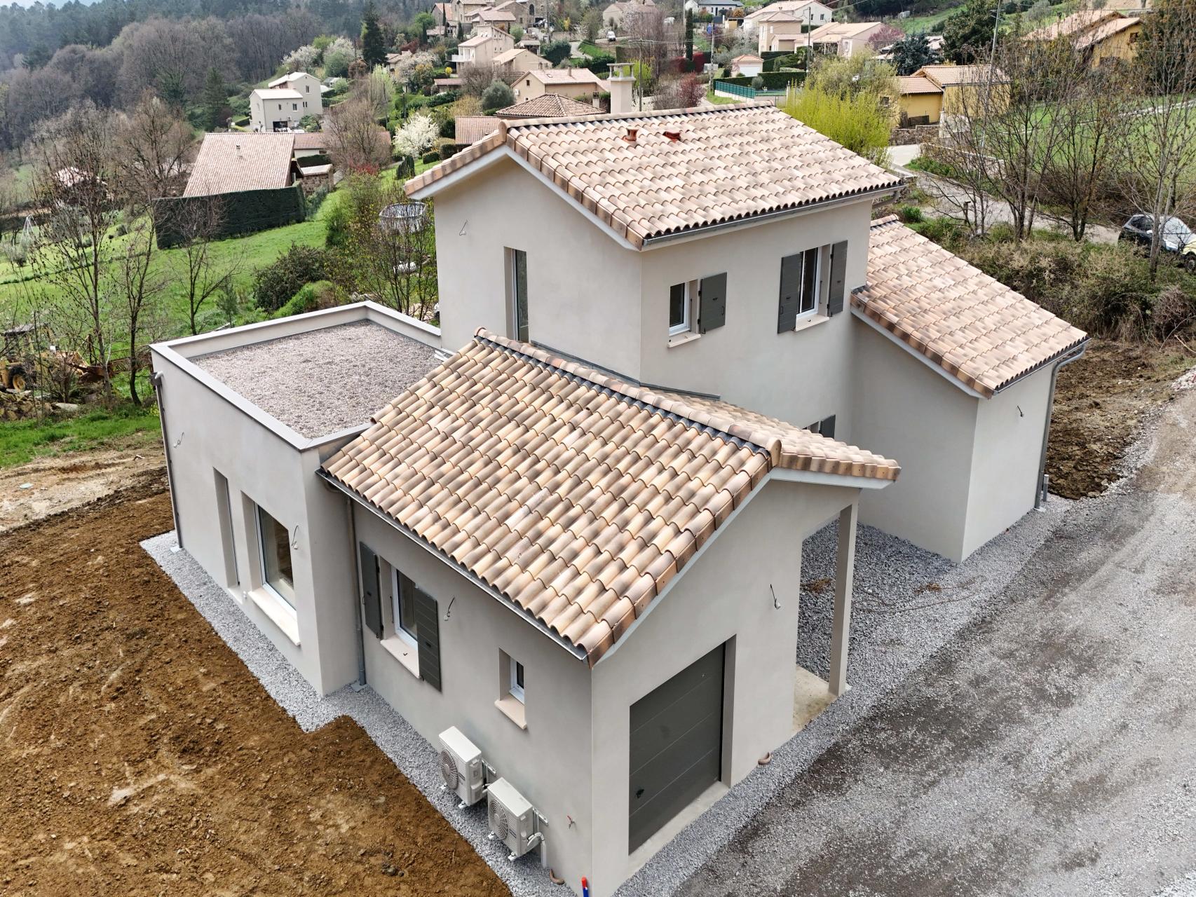 Bâtiment en U à étage avec un sous-sol