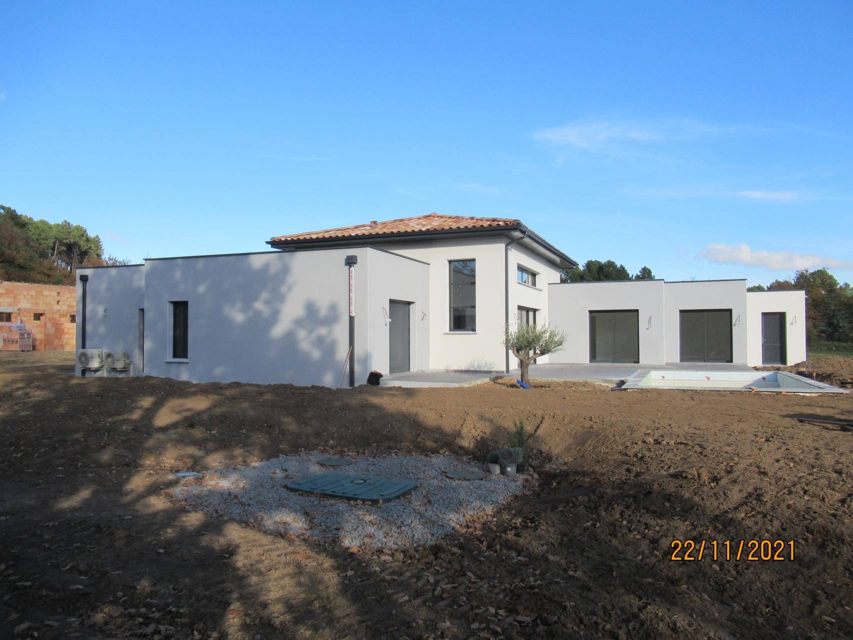 Bâtiment de forme carrée de plain pied avec un sous-sol