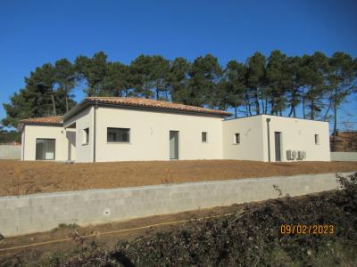 Menuiseries grises anthracite, enduit finition Gratté fin