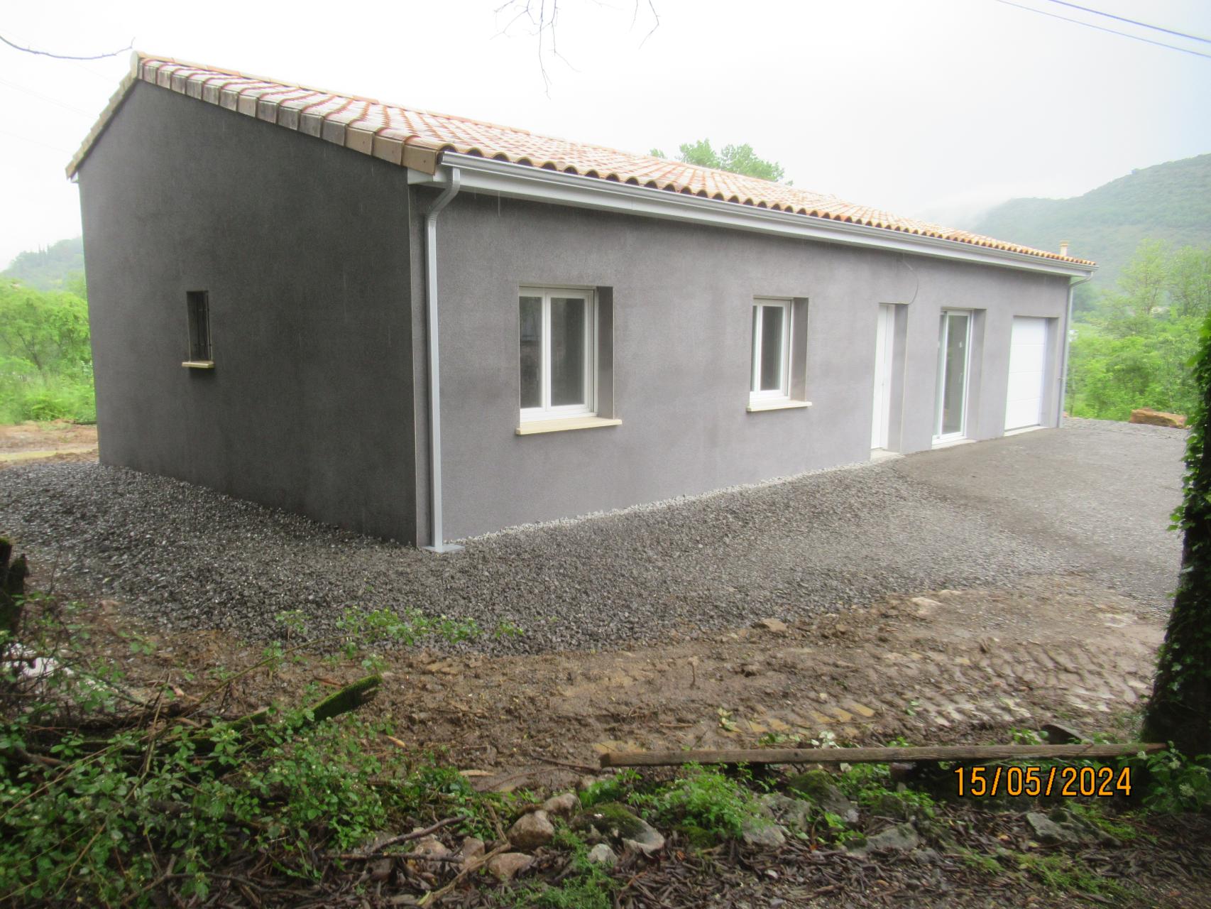 Bâtiment de forme rectangulaire de plain pied