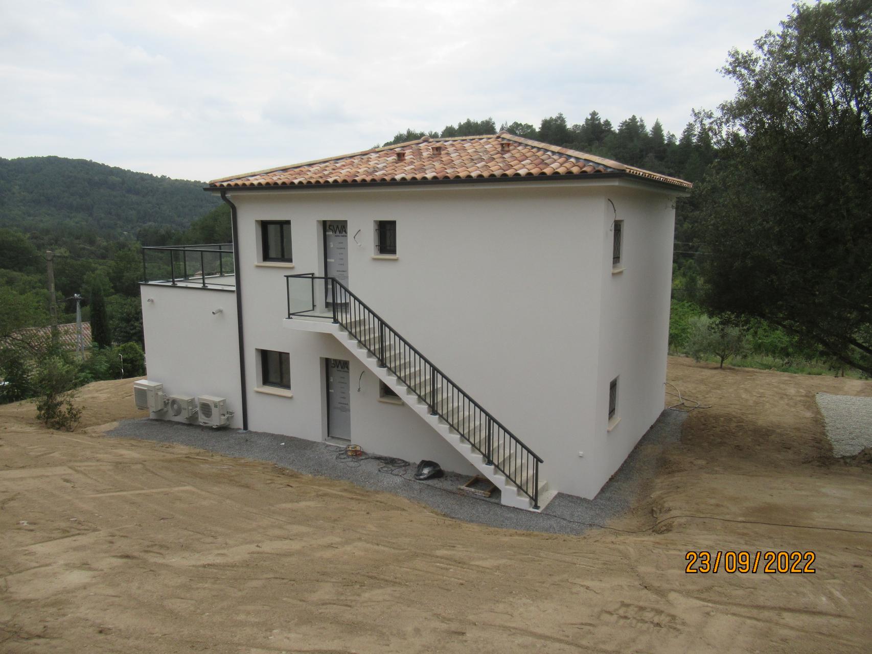 Bâtiment de forme carrée à étage