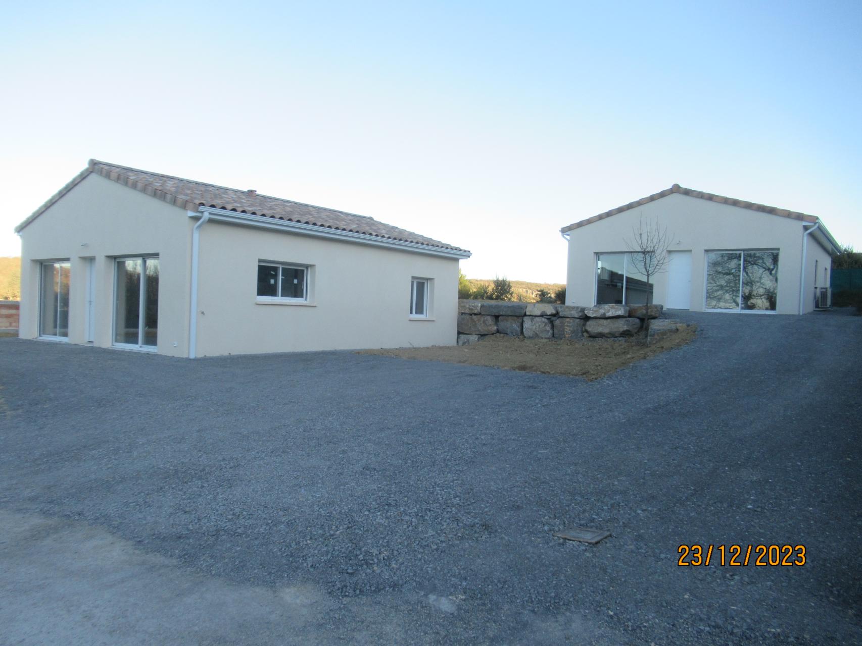 Bâtiment de forme rectangulaire de plain pied