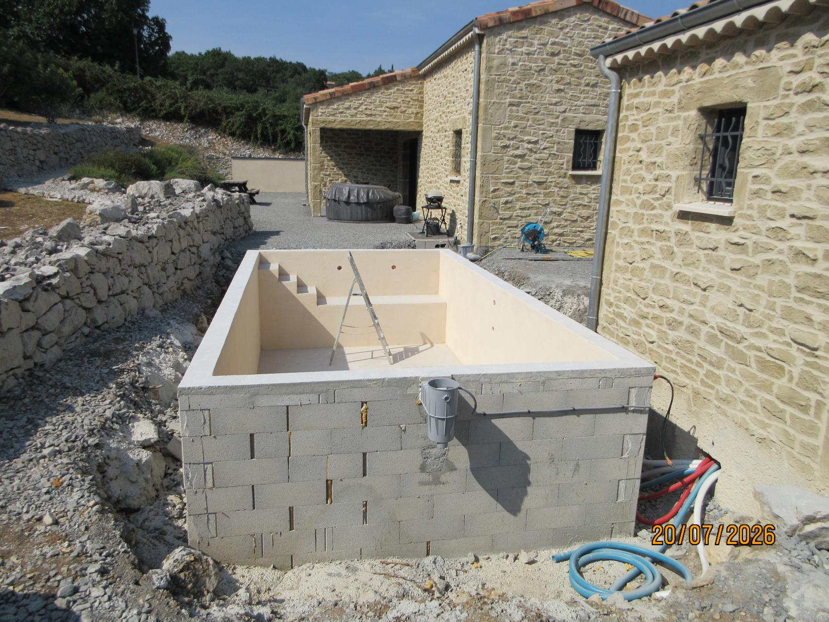 Élévation des murs de la piscine et réalisation de la couche d'enduit intérieur.