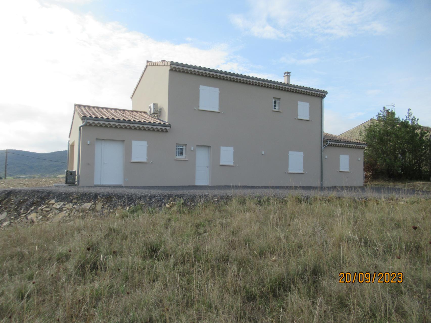 Bâtiment de forme rectangulaire à étage