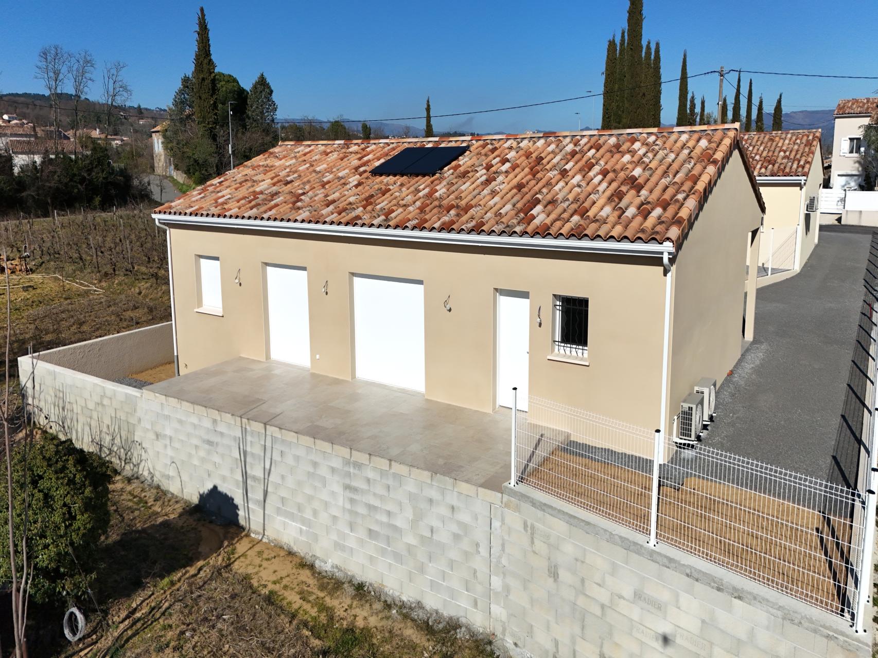 Menuiseries blanches, enduit finition Gratté fin