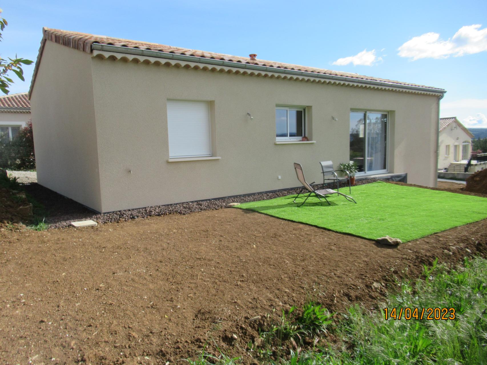 Bâtiment de forme rectangulaire de plain pied avec un sous-sol