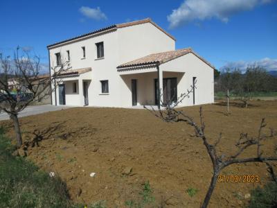 Bâtiment de forme rectangulaire à étage