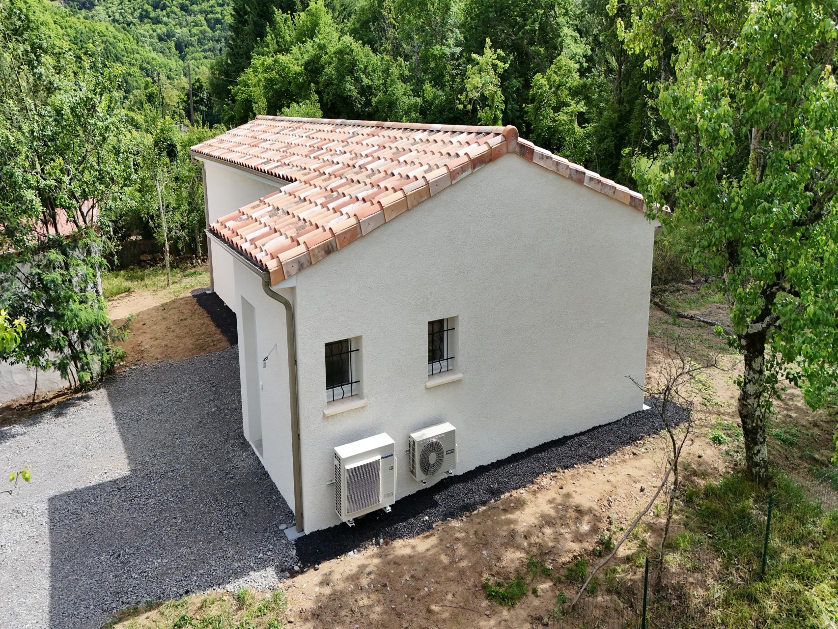 Menuiseries blanches, enduit finition Gratté fin