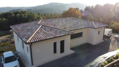 Menuiseries grises anthracite, enduit finition Gratté fin