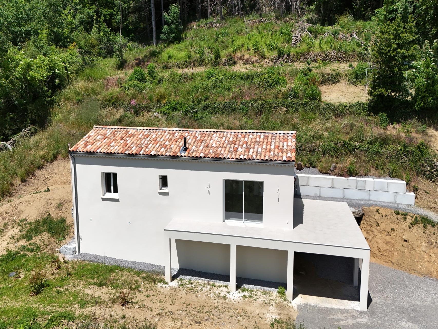 Bâtiment de forme rectangulaire de plain pied avec un sous-sol