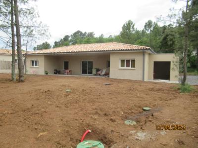 Bâtiment de forme rectangulaire de plain pied